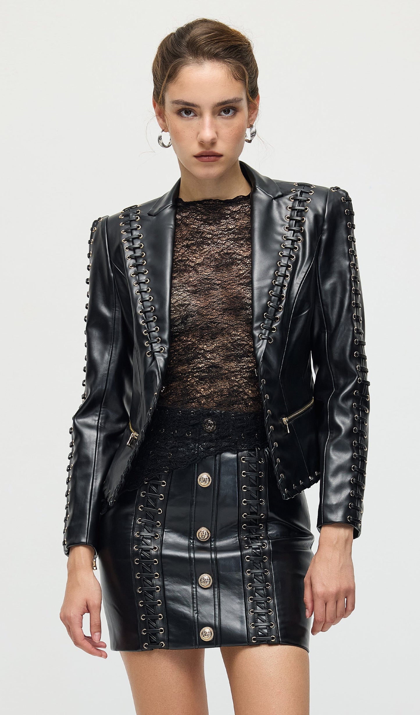 CONJUNTO CHAQUETA Y MINIFALDA DE CUERO
