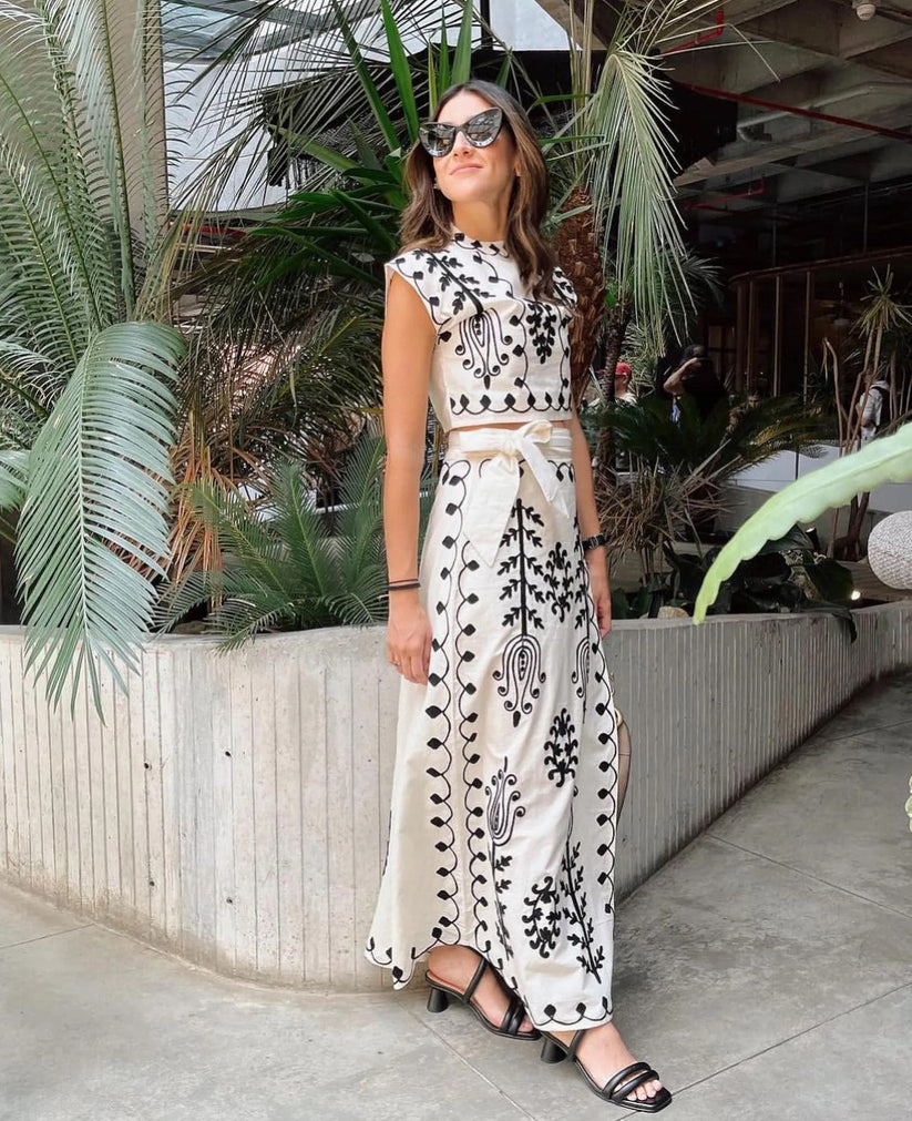 CONJUNTO ESTAMPADO CON BORDADOS ELEGANTES