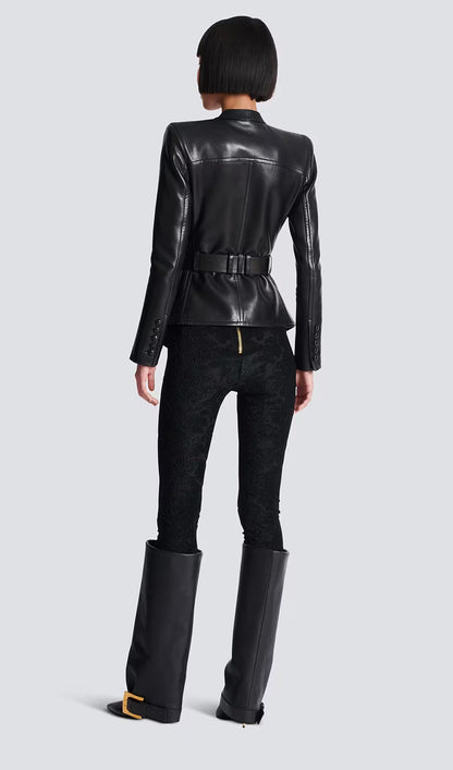 CHAQUETA DE CUERO CON CINTURÓN Y BOTONES