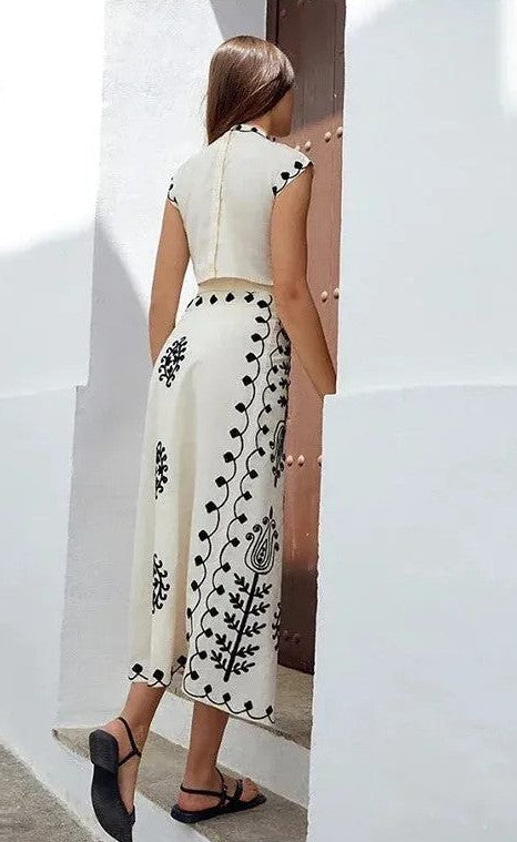 CONJUNTO ESTAMPADO CON BORDADOS ELEGANTES