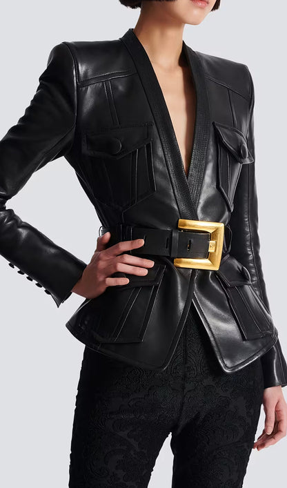 CHAQUETA DE CUERO CON CINTURÓN Y BOTONES