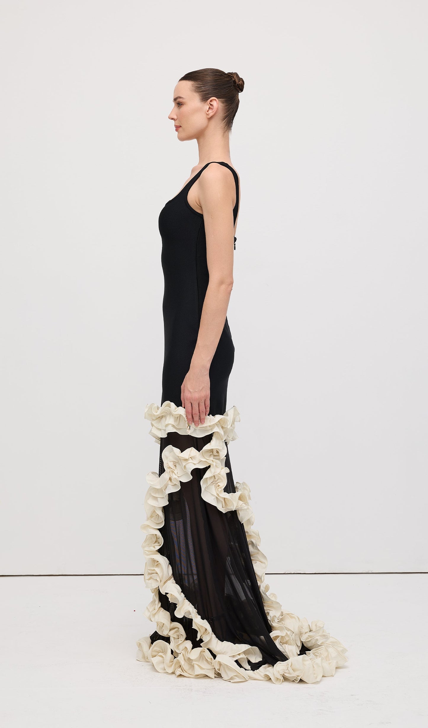 VESTIDO AJUSTADO CON VOLANTES
