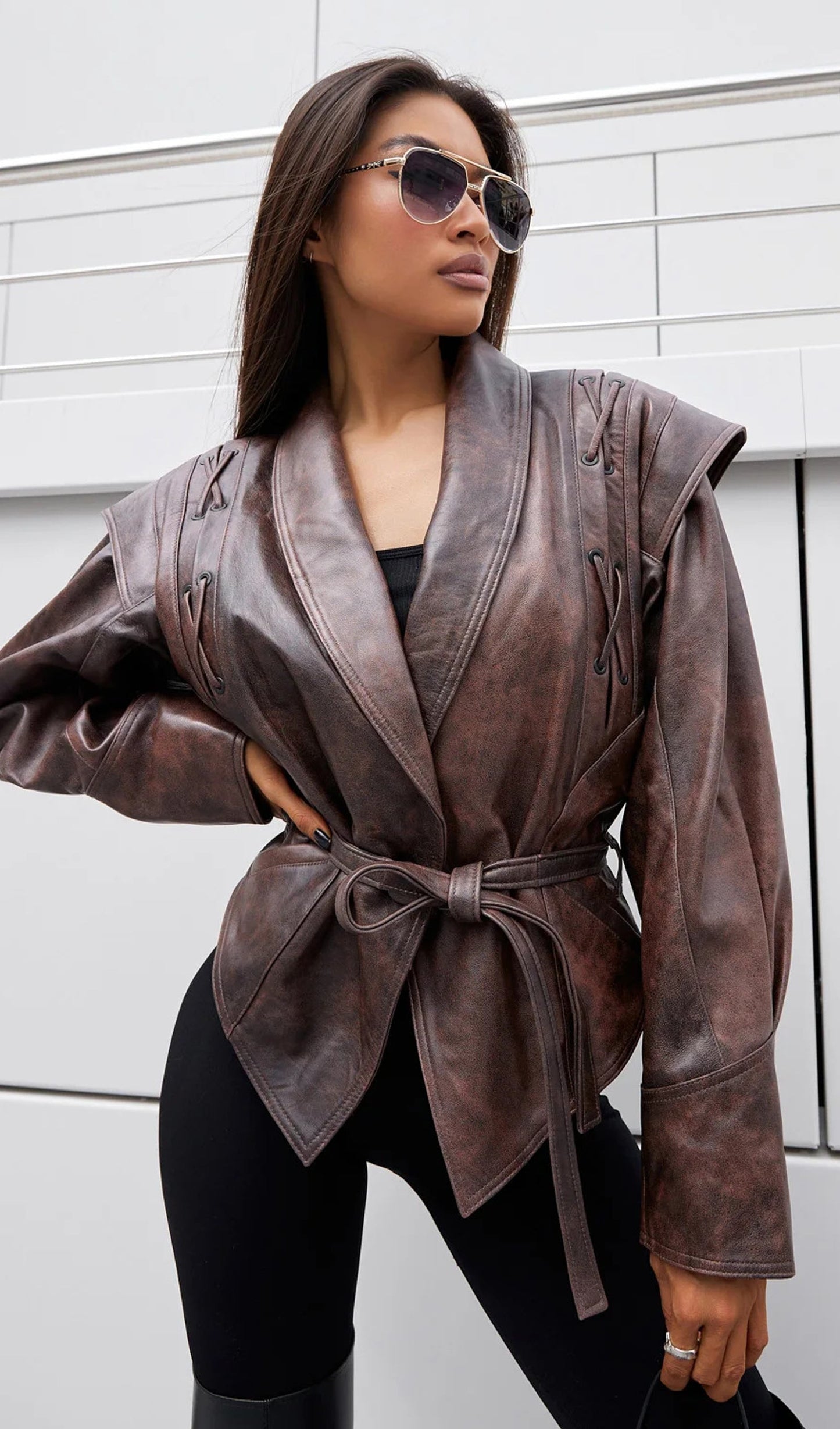 CHAQUETA DE CUERO CON CINTURÓN