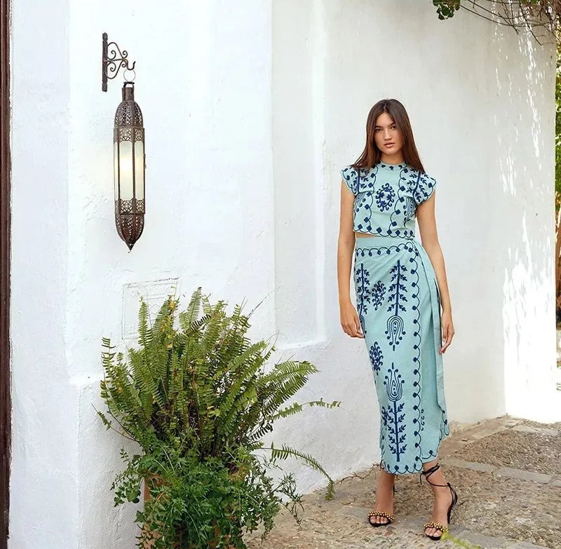CONJUNTO ESTAMPADO CON BORDADOS ELEGANTES