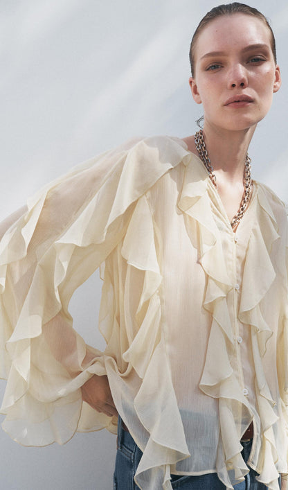 BLUSA CON VOLANTES