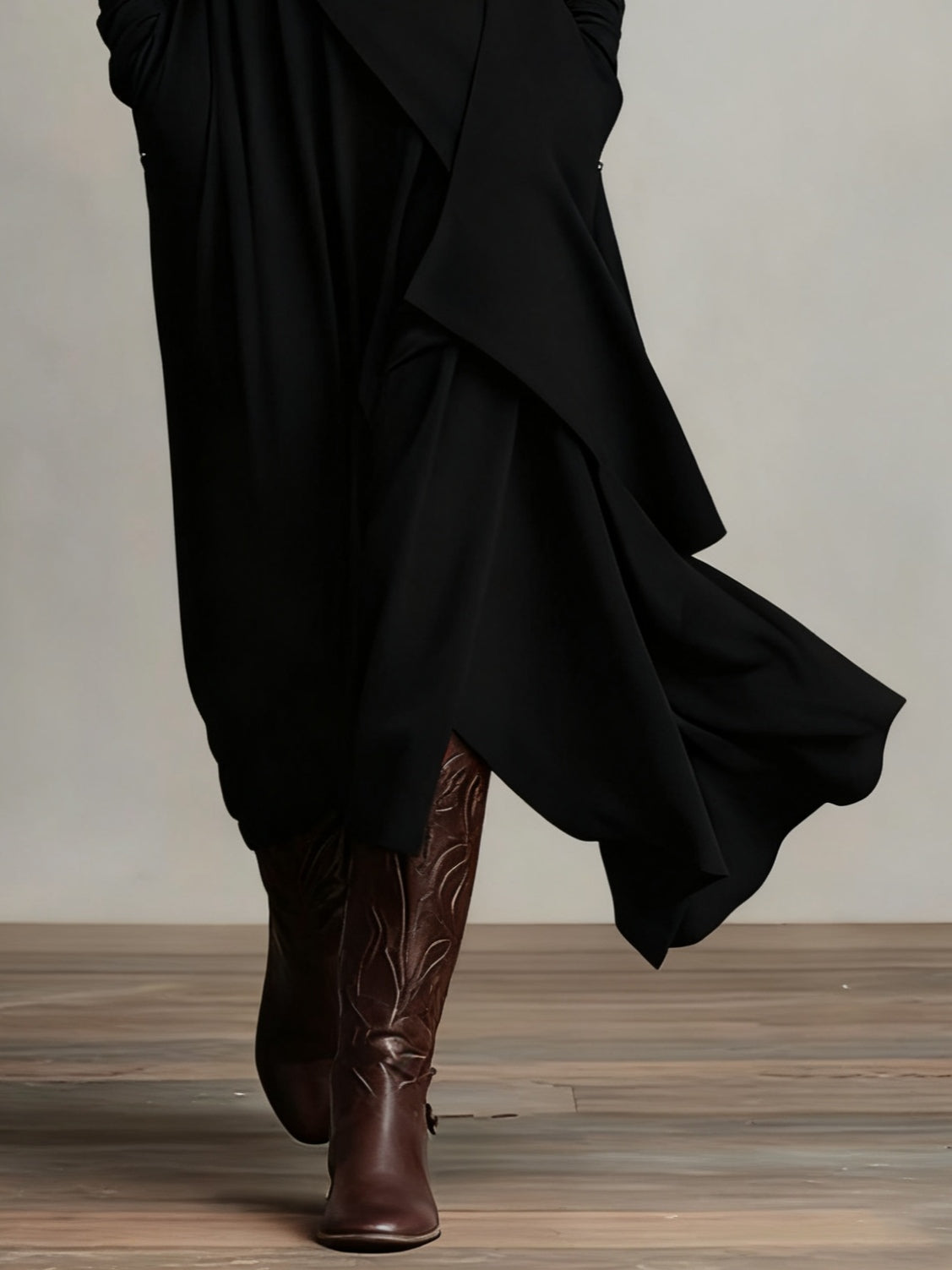 VESTIDO MAXI PLISADO ASIMÉTRICO DE CUELLO ALTO AURELIA