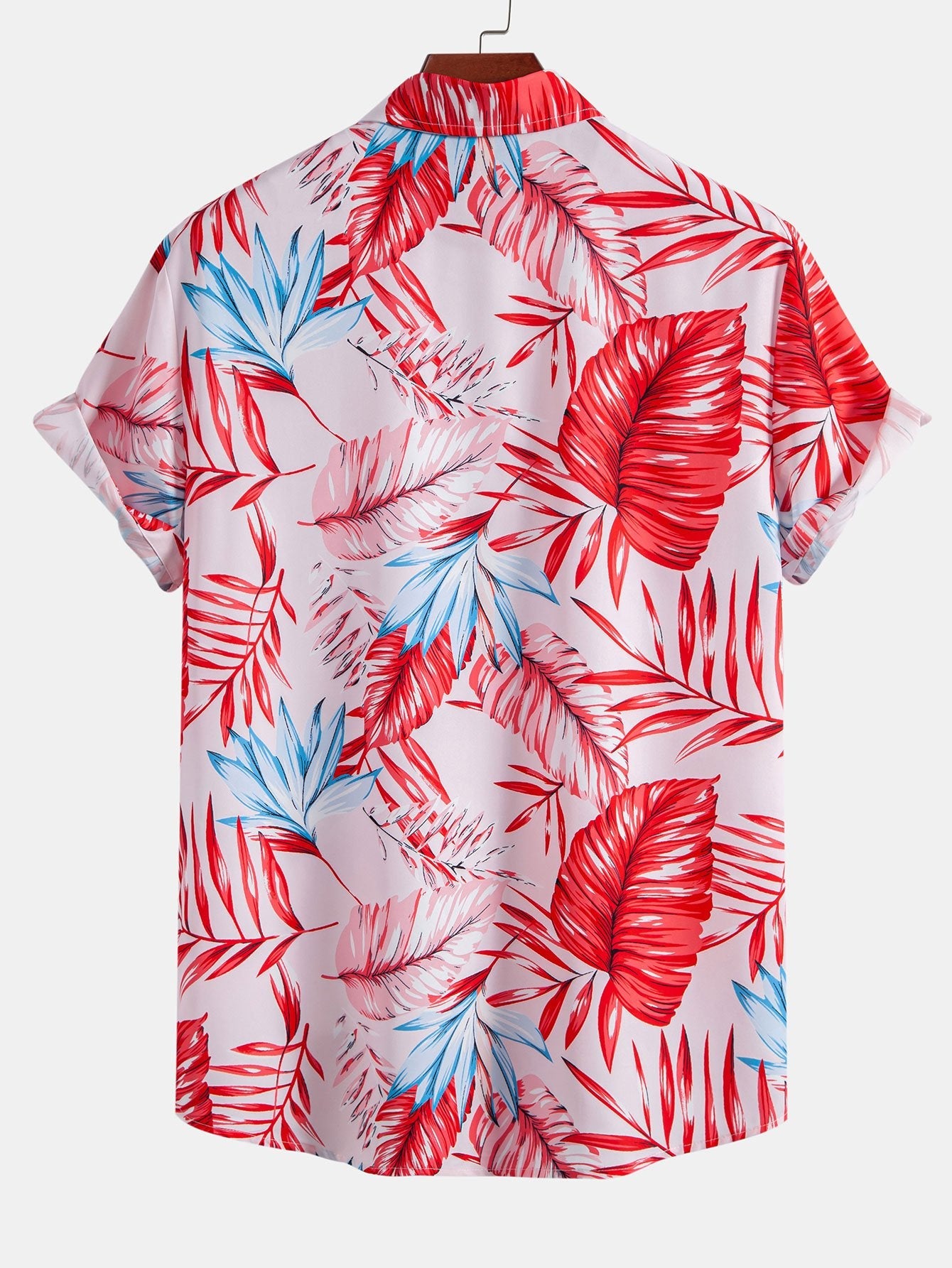 Camisa de botones con estampado tropical y pantalones cortos de baño